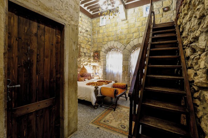 Room 43 of 214