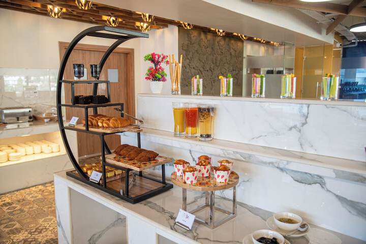 Dining 42 of 46