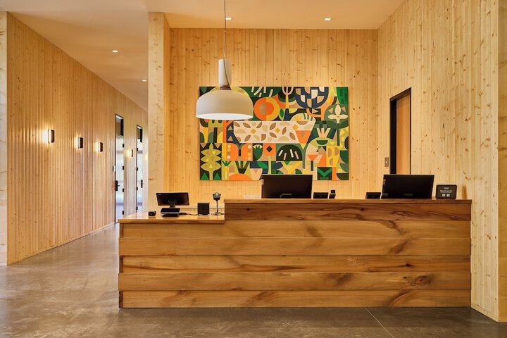 Check-in/check-out kiosk