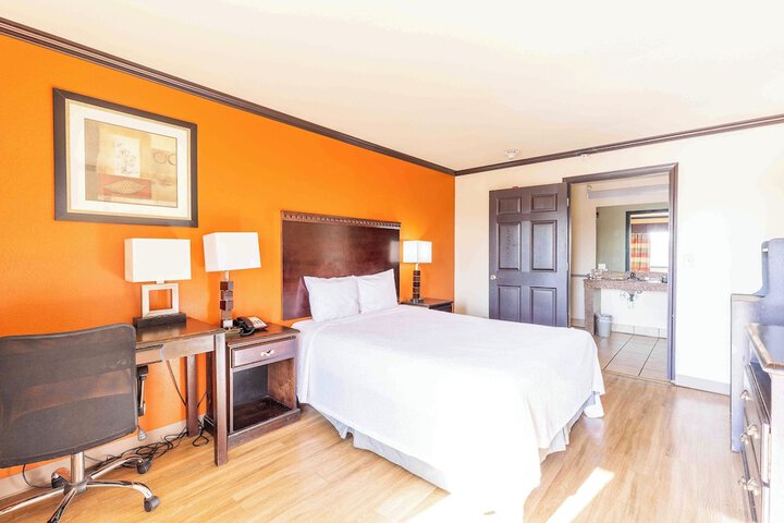 1 King Bed (2 of 9)