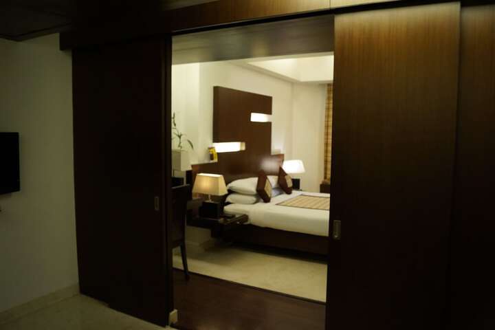 Room 11 of 76