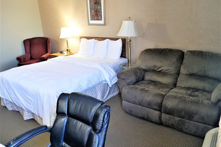 Deluxe Single Queen Bed Accessible (14 of 17)