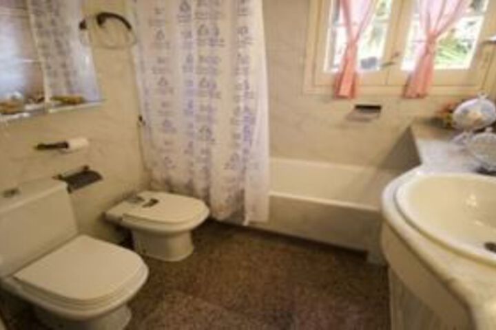 Room 4 of 18