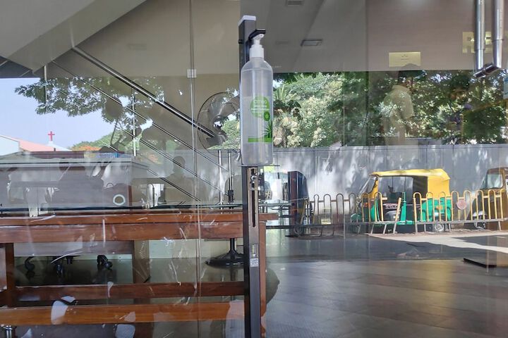 Check-in/check-out kiosk