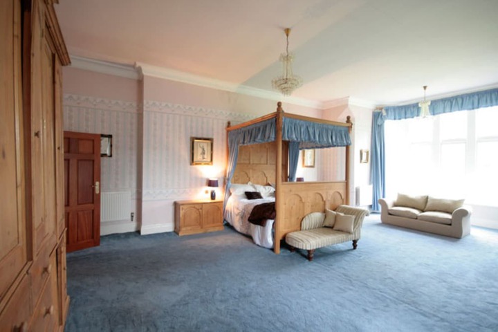 Room 27 of 121