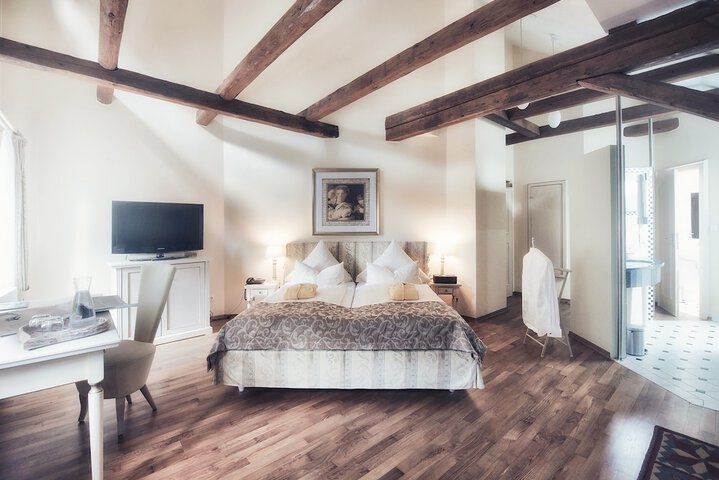 Room 10 of 97