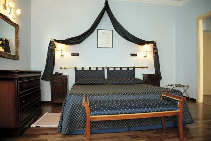 Room 8 of 40