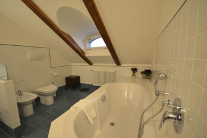 Room 4 of 20