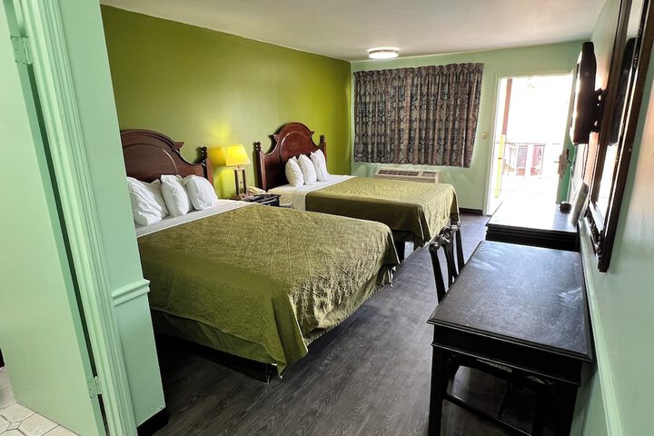Room 6 of 16