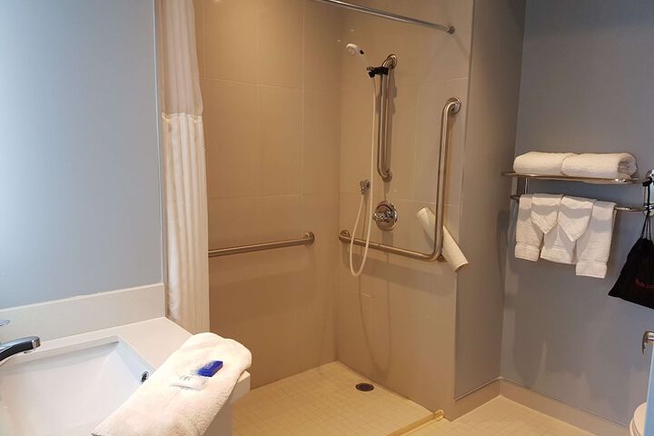 1 Queen Bed Tower Sofa Bed Work Desk Microwave and Refrigerator High Speed Internet Accessible Full Breakfast (23 of 26)