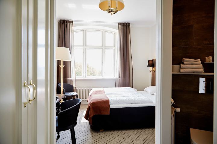 Room 4 of 43