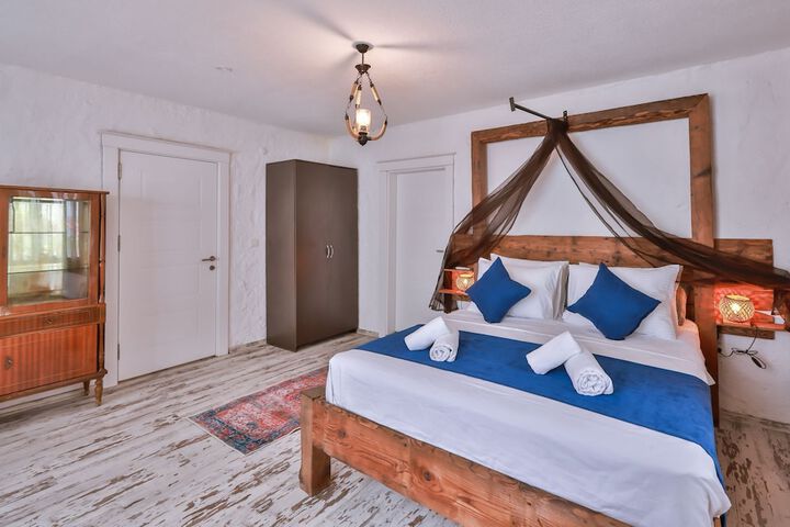 Room 4 of 40