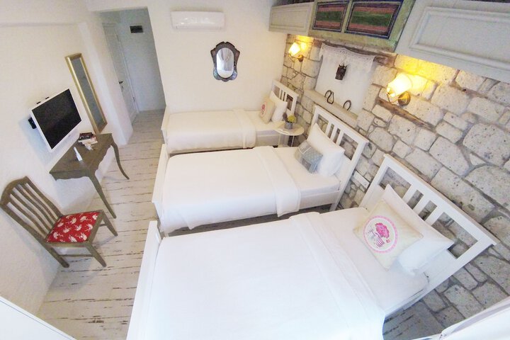 Room 3 of 77