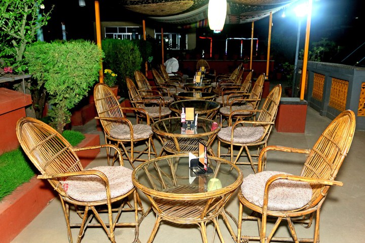 Lounge 41 of 48