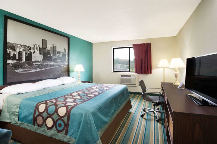 1 King Bed (2 of 5)