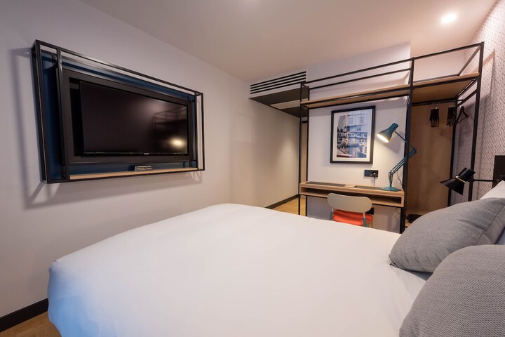 Room 6 of 24