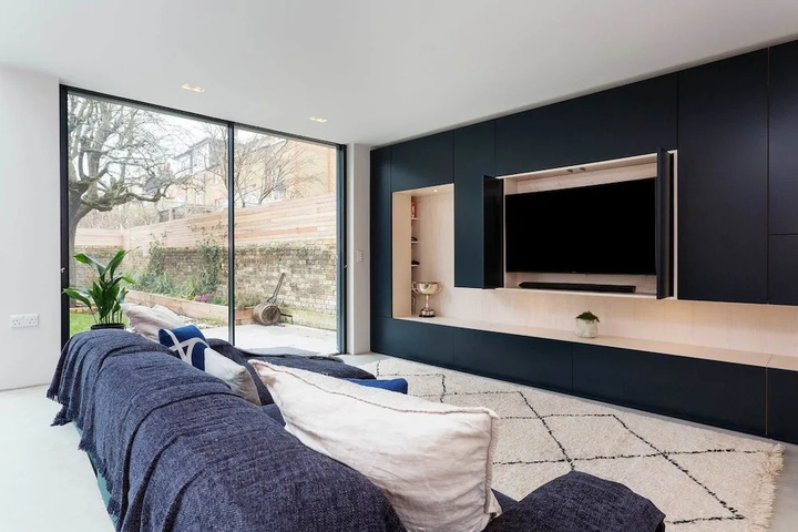 Room 4 of 16