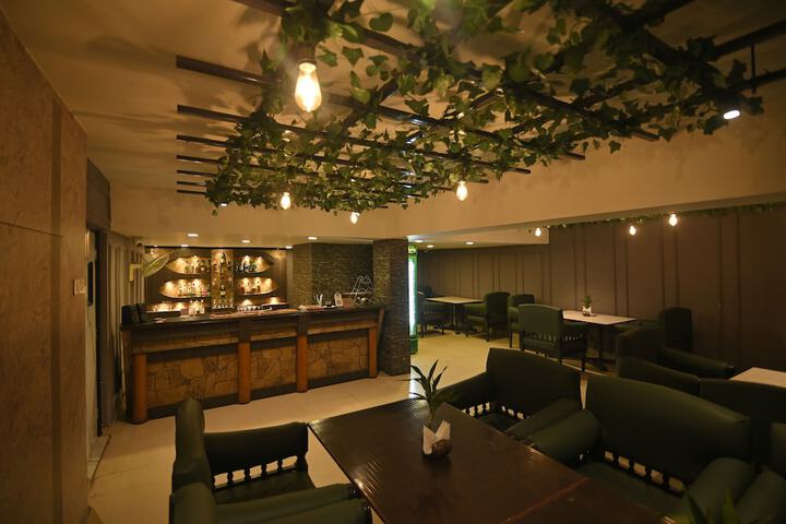 Lounge 38 of 78