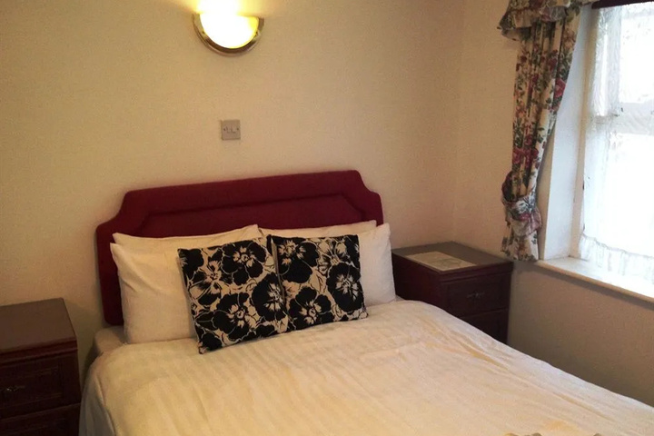 Room 5 of 16
