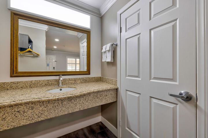 1 Queen Bed Refrigerator (16 of 26)