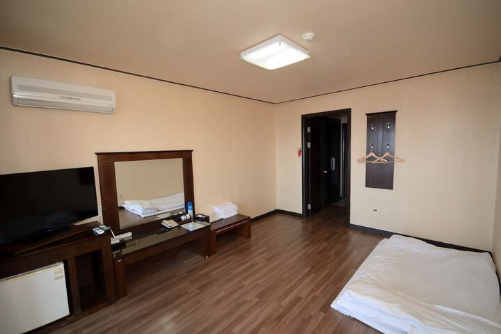 Room 4 of 40