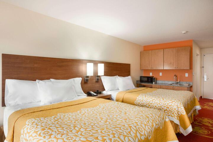 2 Queen Beds (1 of 12)
