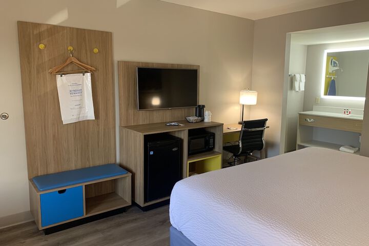 1 King Bed (4 of 13)