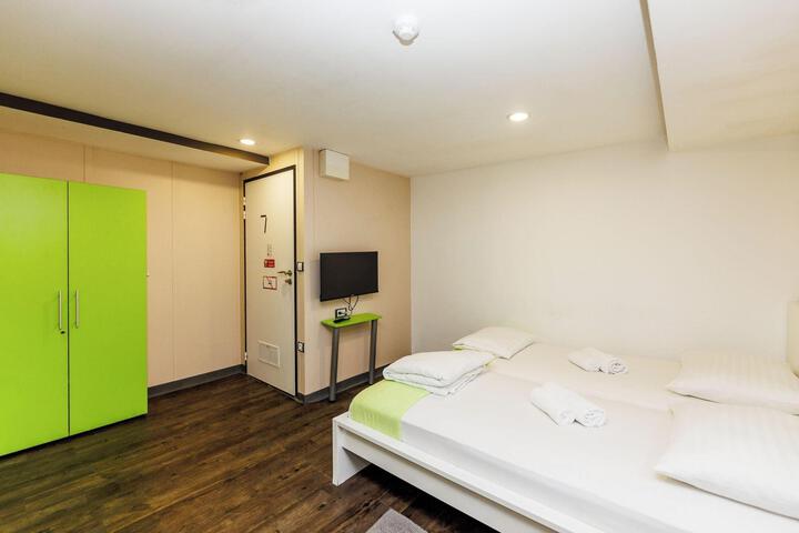 Room 105 of 146