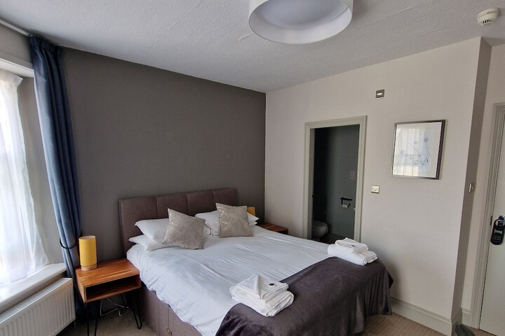 Room 2 of 10