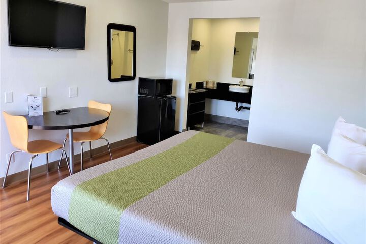 1 King Bed Micfridge (3 of 10)