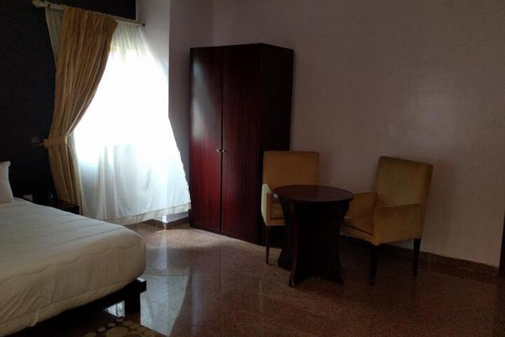 Room 6 of 10