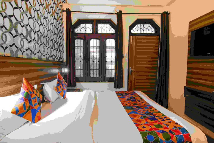Room 9 of 38