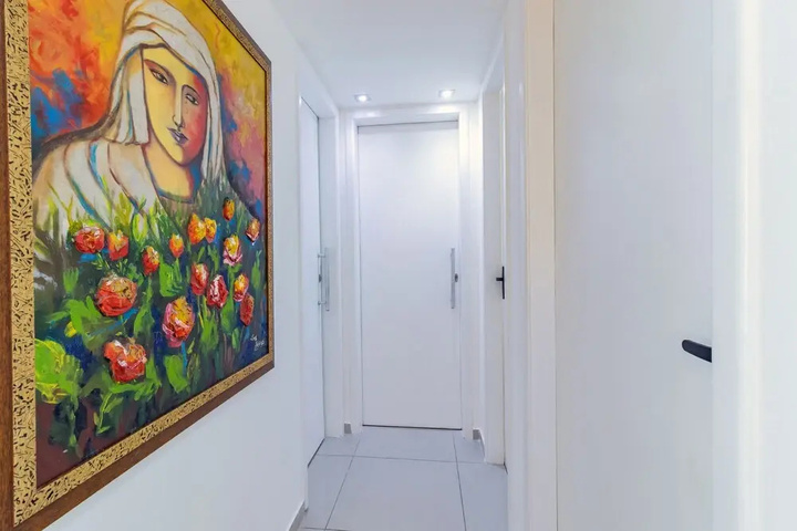 Room 9 of 16