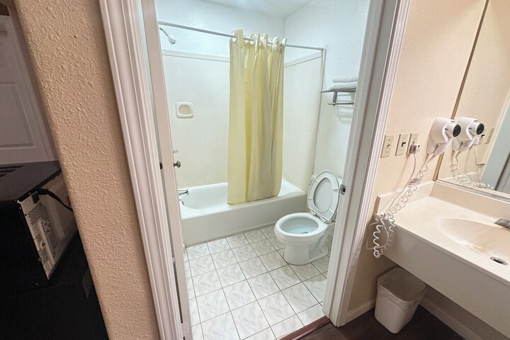 Room 28 of 35