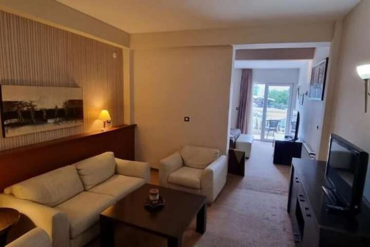 Room 13 of 37