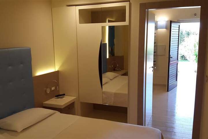 Room 7 of 90