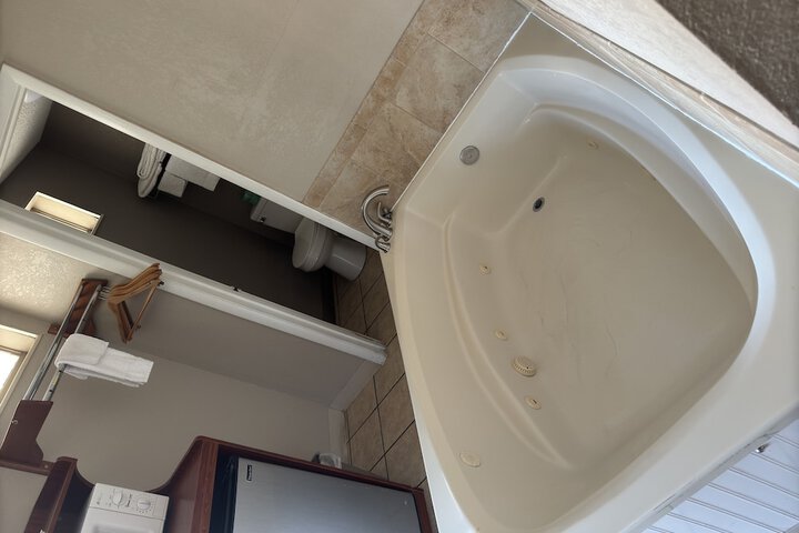 Deluxe King Bed (5 of 10)