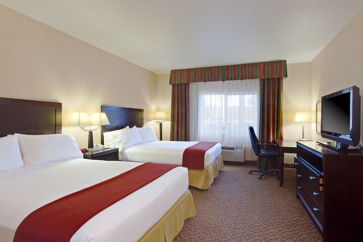 2 Queen Beds (3 of 6)