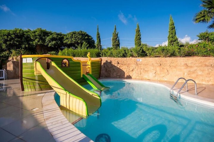 Hotel Pool