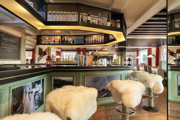 Lounge 78 of 103