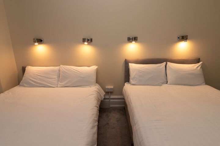 Room 6 of 17