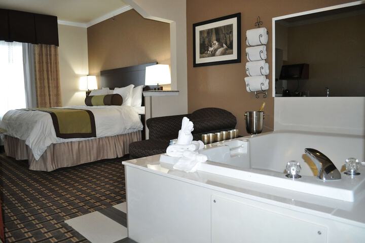 1 King Bed Living Area Wet Bar Microwave and Refrigerator WiFi Full Breakfast (2 of 15)