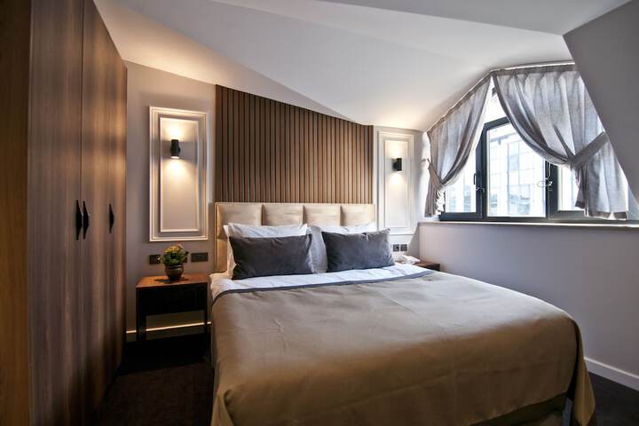 Room 32 of 76