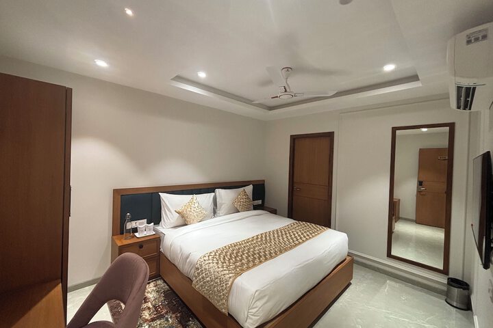 Room 5 of 32