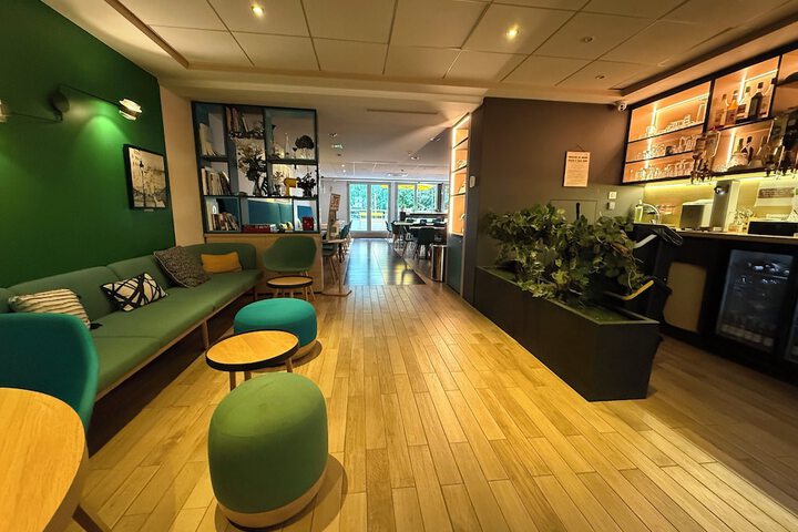 Lounge 54 of 72