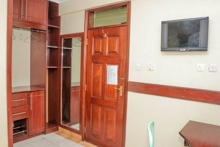 Room 5 of 18
