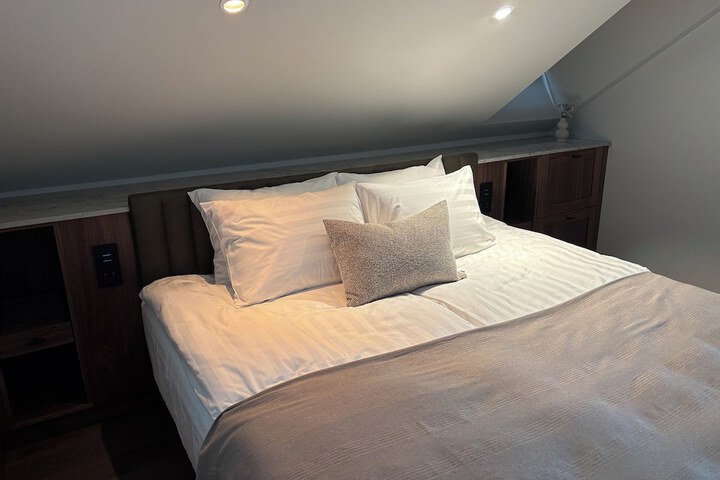 Room 7 of 32