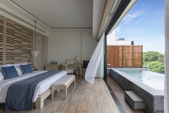 Hotel with Pool