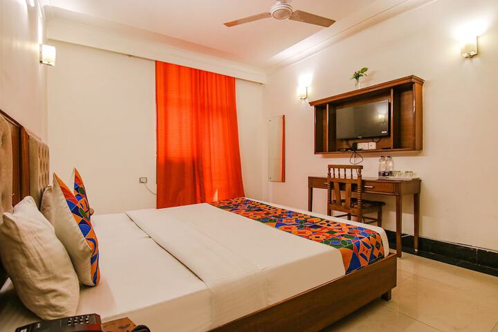 Room 25 of 28