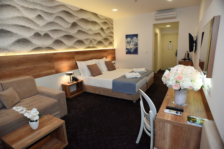 Room 10 of 81